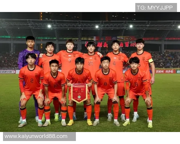 中国犀旺队在法国欧塞尔足球训练基地隆重举行升国旗仪式展现爱国情怀