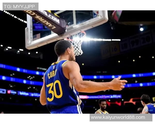库里揭幕战表现出色16投7中贡献20分4板5助1帽三分球命中率高达50